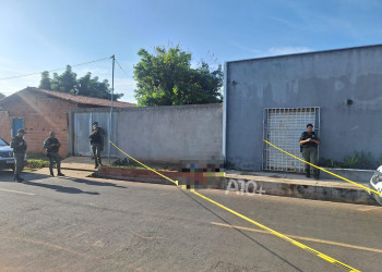 Homem é encontrado morto na frente de residência na zona Leste de Teresina