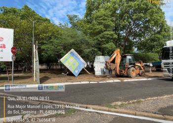 SDU Leste remove outdoors irregulares instalados em praça pública de Teresina