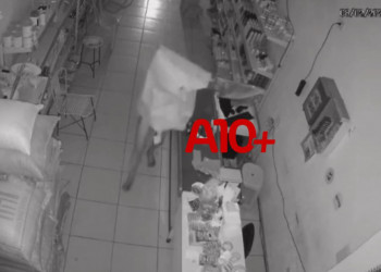 Pelado e com uma caixa na cabeça, homem invade e furta estabelecimento no Piauí; VÍDEO