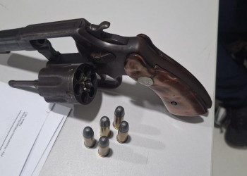 Polícia prende suspeito de ameaçar a própria esposa no Sul do Piauí; arma ilegal foi apreendida