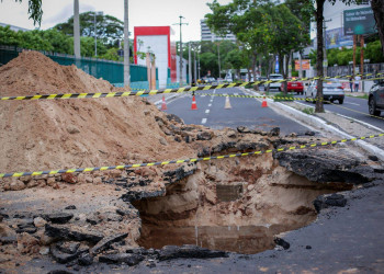 Trecho da Avenida Jóquei Clube é interditado após formação de cratera em Teresina; prefeitura faz reparos
