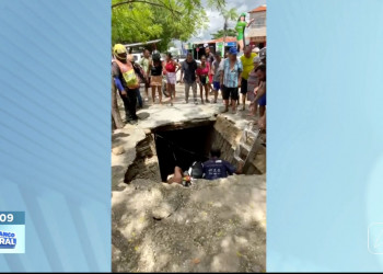 Cratera se abre e provoca queda de homem e crianças no Promorar, zona Sul de Teresina; vídeo mostra resgate