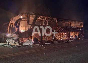 Ônibus de turismo com mais de 20 passageiros pega fogo e fica completamente destruído no Sul do Piauí