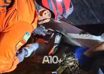 Motorista de caminhão morre despois de perder o controle do veículo e cair na PI 236; ficou preso nas ferragens