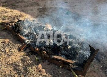 Caixão é encontrado completamente incendiado em frente a cemitério no interior do Piauí