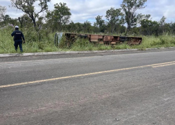 Motorista perde controle, sai da pista e tomba ônibus escolar no interior do Piauí; alunos ficam feridos