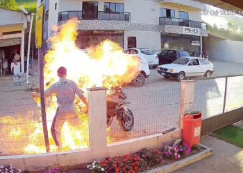 Homem incendeia própria moto em blitz policial e chamas atingem a mãe; VÍDEO!