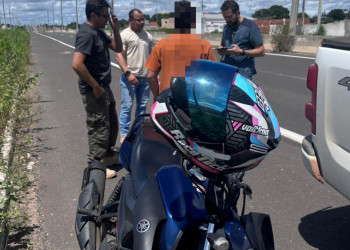 Jovem é conduzido após ser flagrado pilotando motocicleta em alta velocidade e deitado sobre o veículo em Teresina