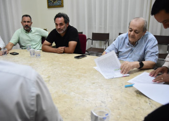 Prefeito Silvio Mendes assina decretos de transferência de quatro empresas para o Polo Industrial Sul em Teresina