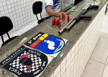 Polícia apreende arma, munições e drogas em casa abandonada no litoral do Piauí