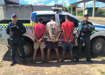 Trio agride homem, rouba celular e acaba capturado pela PM em São Gonçalo do Piauí; VÍDEO!