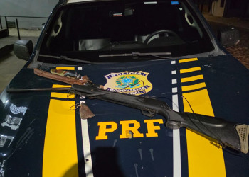 PRF persegue motorista após manobra irregular, mas suspeito abandona veículo e consegue fugir no Piauí; arma foi apreendida
