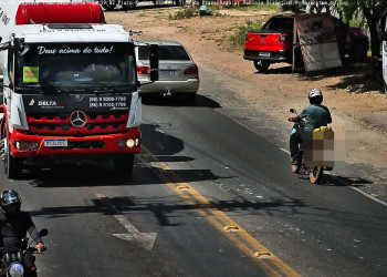 Através do SPIA, homem é identificado após recolher caixa com 18 celulares e iPad que caiu de motocicleta em Teresina