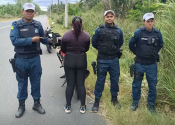Mulher é flagrada ocultando placa de moto e acaba detida com celular roubado em Teresina