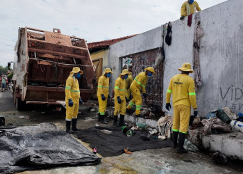 Após denúncia, SDU Sul remove toneladas de resíduos de imóvel no Promorar, zona Sul de Teresina