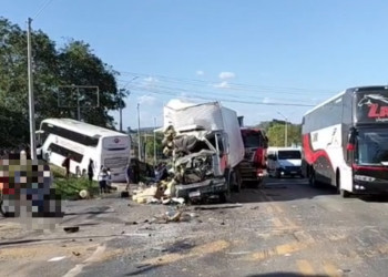 Acidente envolvendo ônibus, caminhão e carreta deixa feridos no Piauí
