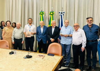 Prefeitura de Teresina recebe doação de livro piauiense para as escolas municipais