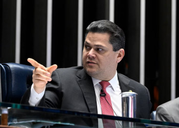 Alcolumbre segura PEC do fim da escala 6x1 para o segundo semestre