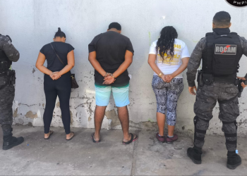 Trio é preso com pistola após tentativa de esconder arma em bolsa durante abordagem em Teresina