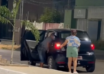 Casal se apresenta à polícia após ser flagrado retirando bloquetes de obra pública no Piauí