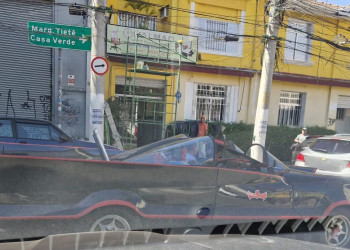 Batmóvel chama a atenção no trânsito da zona oeste de São Paulo