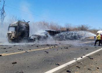 Caminhão tomba na BR-135 e deixa motorista ferido no Piauí