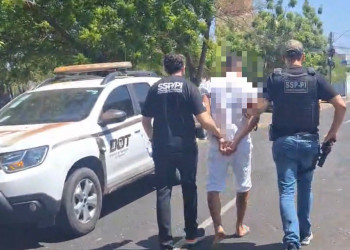 Homem é preso por descumprir medida protetiva após sentar à mesa de bar onde estava vítima que o denunciou, em Teresina