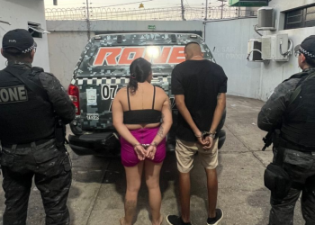 Duas pessoas são conduzidas pela PM após apreensão de skank e outros materiais em Teresina