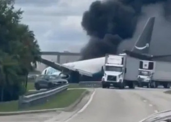 Avião de carga da Amazon pegou carros de passeio, deixou vítima esmagada e quase explodiu