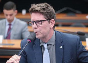 Mario Frias e produtora do filme de Bolsonaro são proibidos de deixar o Brasil
