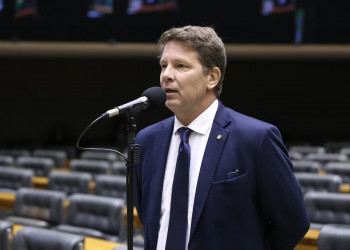 PF vê suspeita de crime em recursos transferidos por Frias para filme de Bolsonaro