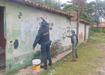 Polícia remove pichações com referências a organizações criminosas no litoral do Piauí