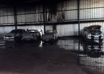 Incêndio atinge oficina mecânica na zona Leste de Teresina durante a madrugada; três veículos pegam fogo