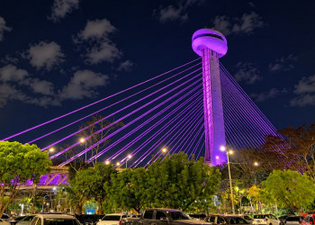 Ponte Estaiada se ilumina de rosa em apoio à conscientização sobre o câncer de mama