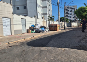 Com uma semana sem coleta, lixo se acumula nas calçadas de casas e condomínios em Teresina à espera de novas empresas