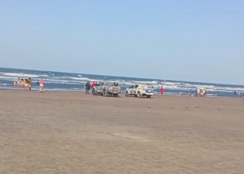 Adolescente desaparece após afogamento na Praia de Atalaia, litoral do Piauí; bombeiros continuam buscas