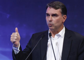 Flávio Bolsonaro abre sigilos bancários e telefônicos ao TSE e cobra Lula a revelar gastos