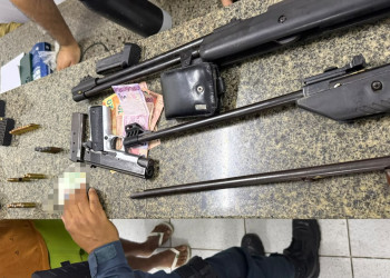 Homem é preso após matar gato com tiro no litoral do Piauí; polícia apreendeu armas e munições na casa dele