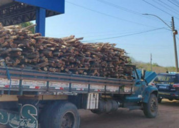 PRF apreende carga de madeira nativa transportada ilegalmente em caminhão no Piauí