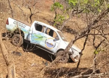 Caminhonete com policiais que escoltavam urnas eletrônicas tomba em barranco no Piauí; PM é hospitalizado