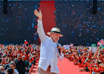 Em virada histórica, Lula derrota Flávio Bolsonaro e é reeleito presidente do Brasil