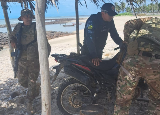Polícia apreende motocicleta roubada e destrói acampamentos criminosos no litoral do Piauí