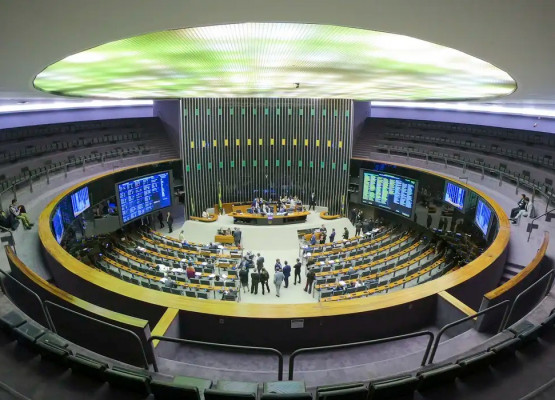 Equipe econômica vê fim da 6x1 como madura no Congresso, mas texto pode afastar governo