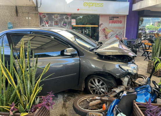 Carro descontrolado invade posto de combustíveis e atinge diversos veículos na zona Leste de Teresina; VÍDEO!