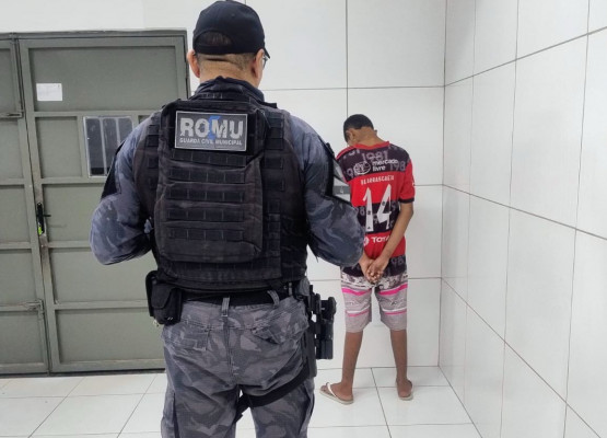 Homem é conduzido à Central de Flagrantes após ser flagrado com celular roubado em Timon, no Maranhão