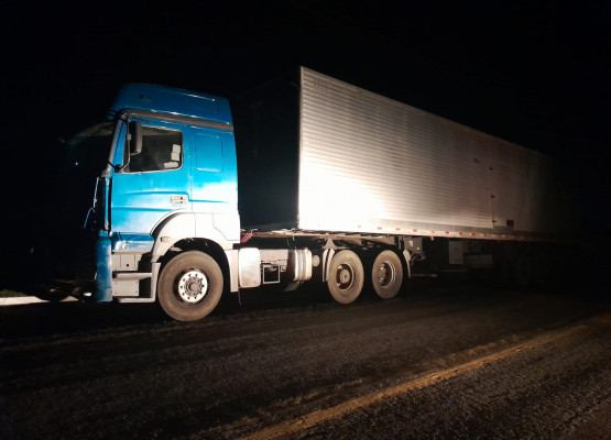 Polícia Militar prende suspeito especializado em roubo de cargas e recupera carreta carregada de biscoitos no Sul do Piauí