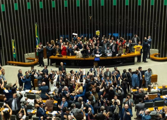 O “milagre eleitoral” da escala 6x1 e a súbita conversão de parlamentares ao discurso trabalhista com direito a óleo de peroba
