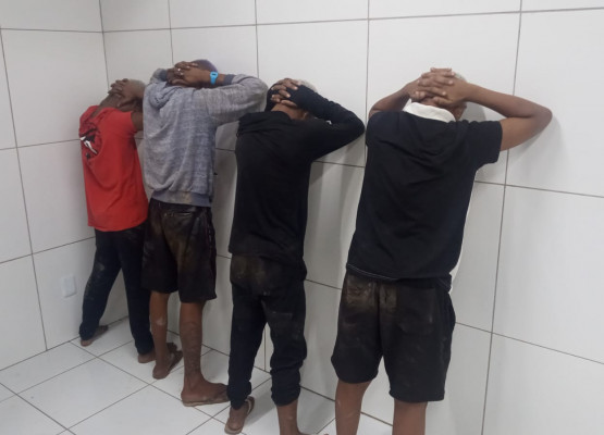 Quatro suspeitos, entre adultos e adolescentes, são detidos com armas em Timon; grupo planejava assaltos