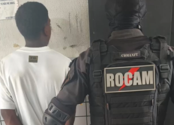 Casal atravessa semáforo vermelho, é abordado pela polícia e acaba preso por receptação de moto com restrição