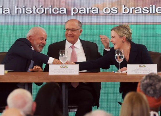 Lula confirma saída de Alckmin e Gleisi de ministérios para disputa eleitoral